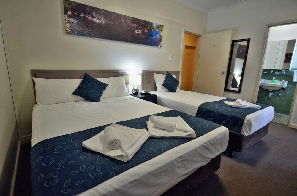 Lees Hotel Ингам Екстериор снимка