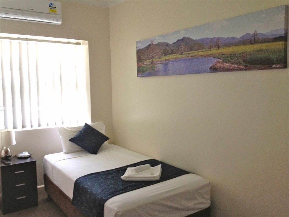 Lees Hotel Ингам Екстериор снимка