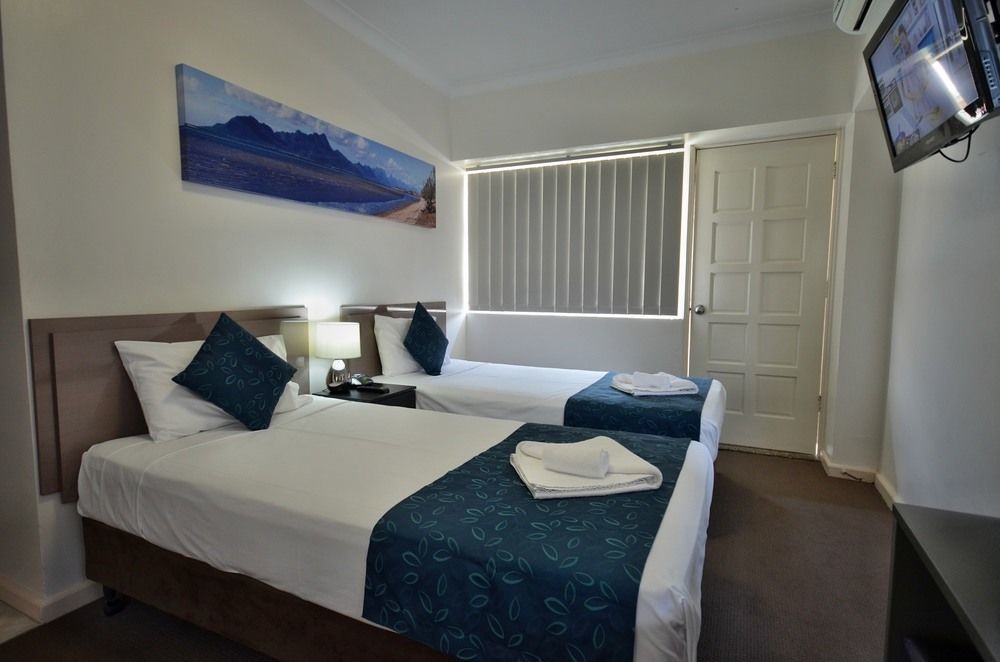 Lees Hotel Ингам Екстериор снимка